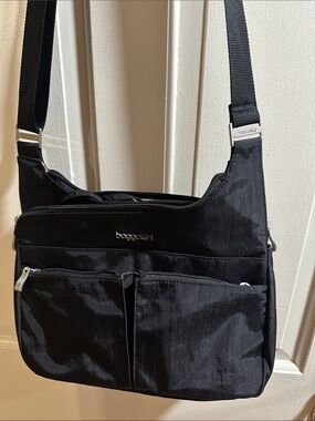 Baggallini Black Nylon Crossbody Messenger Bag